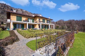 Apartamento familiar, varias habitaciones, 2 baños, junto a la montaña (Tremezzo Ulivi Apt. 7) | Exterior