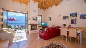 Familienapartment, Mehrere Schlafzimmer, 2 Bäder, Bergseite (Tremezzo Ulivi Apt. 7) | Wohnbereich | Fernseher, Kamin, DVD-Player