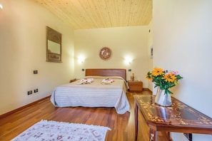 Apartamento família, vários quartos, 2 banheiros, ao lado da montanha (Tremezzo Ulivi Apt. 7) | 2 quartos, ferros/tábuas de passar roupa, berços (sobretaxa)