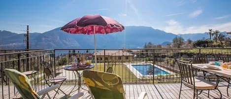 Appartamento familiare, 2 camere da letto, 2 bagni, lato montagna (Tremezzo Ulivi Apt. 7) | Ristorazione all'aperto