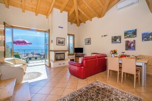 Apartamento familiar, varias habitaciones, 2 baños, junto a la montaña (Tremezzo Ulivi Apt. 7) | Zona de estar | Una televisión, una chimenea, un reproductor de DVD