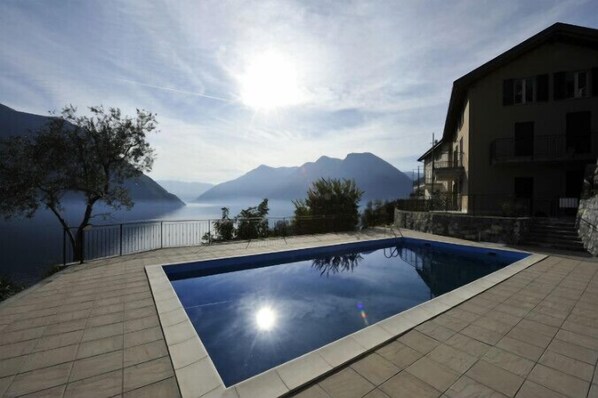 Kolam renang outdoor musiman dan sebuah kolam renang air hangat