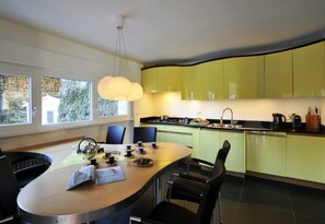 Villa Familiale, plusieurs lits, 2 salles de bains, côté montagne (Villa Luminosa) | Cuisine privée | Réfrigérateur, micro-ondes, four, plaque de cuisson