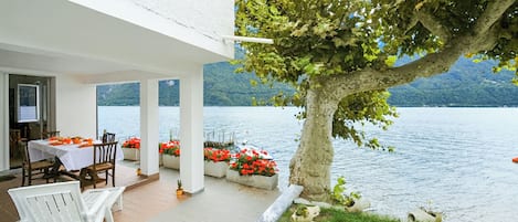 Villa familiar, varias habitaciones, 2 baños, junto al lago (Villa L'Approdo) | Exterior