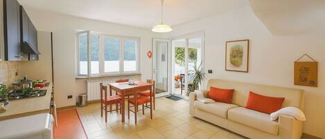 Family Villa, Multiple Bedrooms, 2 Bathrooms, Lakeside (Villa L'Approdo) | Interior