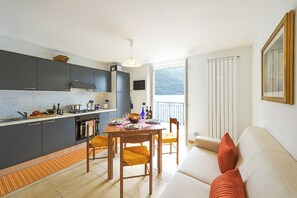 Family Villa, Multiple Bedrooms, 2 Bathrooms, Lakeside (Villa L'Approdo) | Private kitchen