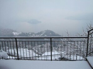A snowy landscape with a view of a lake and hills. - Villetta Belvedere Perledo (Perledo)