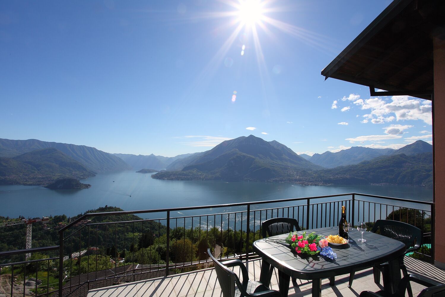 Perhekattohuoneisto, useita sänkyjä, 2 kylpyhuonetta, puutarha-alue (Villetta Belvedere Perledo) | Parveke