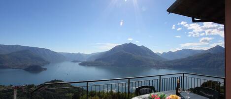 Perhekattohuoneisto, useita sänkyjä, 2 kylpyhuonetta, puutarha-alue (Villetta Belvedere Perledo) | Parveke