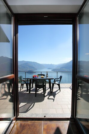 Familie penthouse, meerdere bedden, 2 badkamers, tuin (Villetta Belvedere Perledo) | Balkon