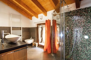 Family Apartment, 2 Bedrooms, 2 Bathrooms, Mountainside (Alto Perledo Panoramica) | Bathroom | Combined shower/tub, rainfall showerhead, free toiletries, hair dryer