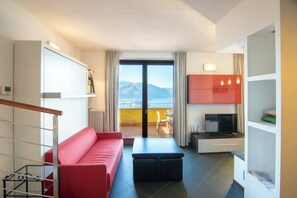 Familienapartment, 2 Schlafzimmer, 2 Bäder, Bergseite (Alto Perledo Panoramica) | Wohnbereich | Flachbildfernseher