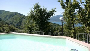 En swimmingpool med utsikt över berg och träd.