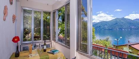อพาร์ทเมนท์สำหรับครอบครัว, 2 ห้องนอน, ริมทะเลสาบ (Nobiallo Fronte Lago) | ลานระเบียง/นอกชาน