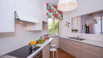 Familjelägenhet - flera sovrum - vid sjön (Nobiallo Fronte Lago) | Eget kök | Stort kylskåp, mikrovågsugn, ugn och spishäll