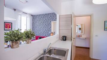 Familjelägenhet - flera sovrum - vid sjön (Nobiallo Fronte Lago) | Badrum | Badkar/dusch, regndusch, gratis toalettartiklar och hårtork