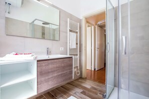 Apartament familiar, diversos dormitoris, al costat del llac (Nobiallo Fronte Lago) | Bany | Combinació de dutxa i banyera i capçal de dutxa tipus cascada 