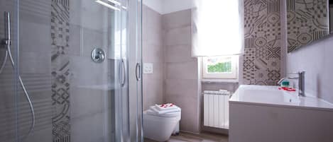 Familienapartment, Mehrere Schlafzimmer, Seeseite (Nobiallo Fronte Lago) | Badezimmer | Duschwanne, Regendusche, kostenlose Toilettenartikel, Haartrockner