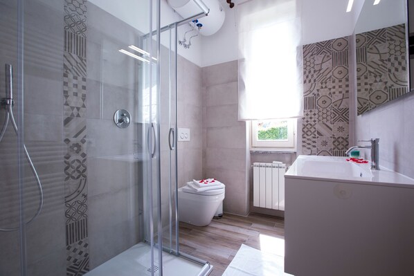 Family Apartment, Multiple Bedrooms, Lakeside (Nobiallo Fronte Lago) | Bathroom