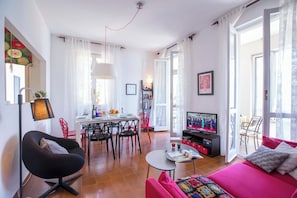 Familienapartment, Mehrere Schlafzimmer, Seeseite (Nobiallo Fronte Lago) | Wohnbereich | Flachbildfernseher, DVD-Player