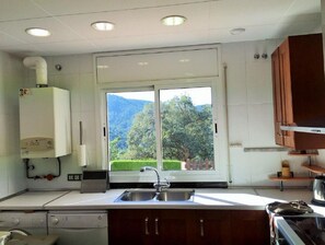 Frigorífico, microondas, horno y placa de cocina