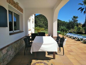 Outdoor dining - Villa Tropics. Ideal for families, young people, athletes ... pets are allowed (Lloret de Mar)