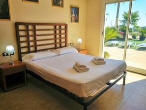 4 bedrooms, iron/ironing board, free WiFi, bed sheets - Villa Tropics. Ideal for families, young people, athletes ... pets are allowed (Lloret de Mar)