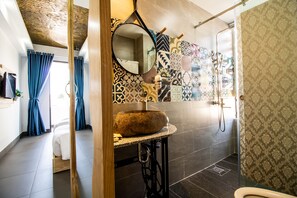 Shower, hair dryer, bidet, towels - Deluxe Studio - Hoi An Heart Lodge (Thành phố Hội An)