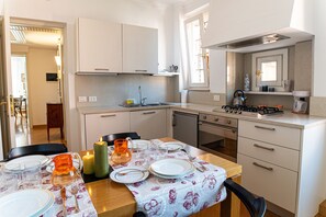 Réfrigérateur, four, plaque de cuisson, bouilloire électrique
