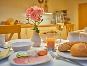 Petit déjeuner buffet servi en supplément les week-ends