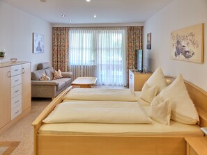 Chambre Confort double, 1 lit double, salle de bain privée, vue sur la cour intérieure | Rideaux d’obscurcissement