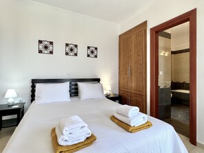 2 室のベッドルーム、セーフティボックス (室内)、アイロン / アイロン台、ベッドシーツ