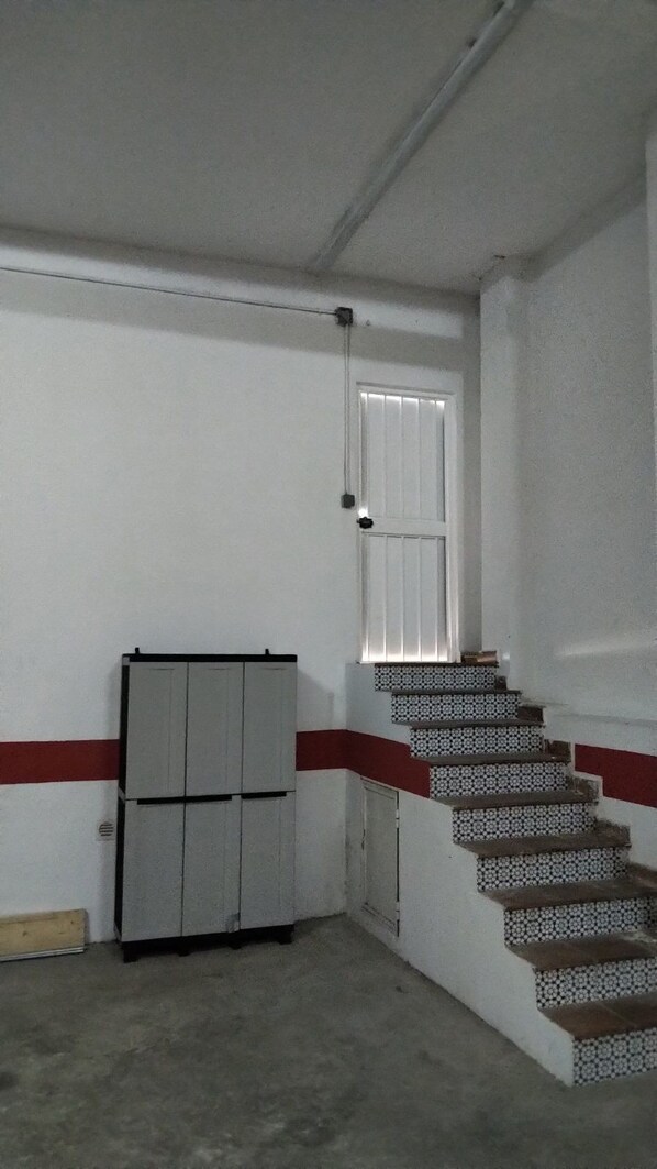 Una escalera con peldaños estampados que lleva a una puerta con un ventanal.