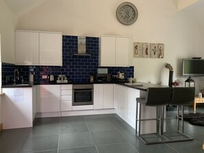 Wasserkocher mit Kaffee-/Teezubehör, Kühlschrank, Mikrowelle, Ofen