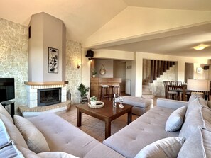 TV, caminetto, lettore DVD, tavolo da ping pong