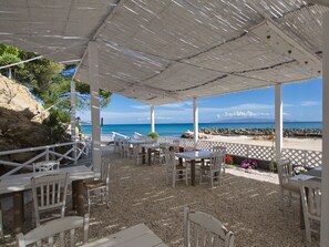 Outdoor dining - Villa Minetti (Lourdas)