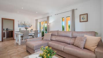 Fernseher, Kamin, Stereoanlage