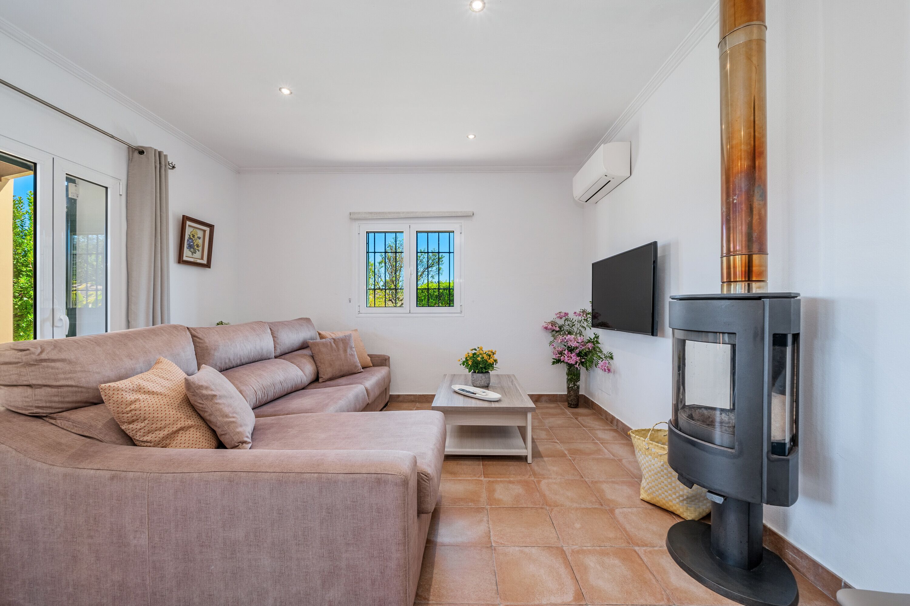 Televisión, chimenea, estéreo