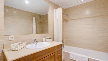 Een bad, gratis toiletartikelen, een haardroger, handdoeken