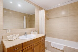 Bathtub, free toiletries, hair dryer, towels - Holiday Home Can Jaume with Sea View, Wi-Fi, A/C & Balcony (Puerto de Alcudia)