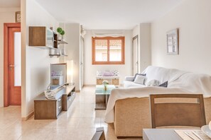 TV - Holiday Home Can Jaume with Sea View, Wi-Fi, A/C & Balcony (Puerto de Alcudia)