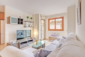 TV - Holiday Home Can Jaume with Sea View, Wi-Fi, A/C & Balcony (Puerto de Alcudia)