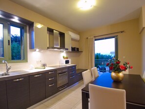 Refrigerador, microondas, lavavajillas y cafetera y tetera 