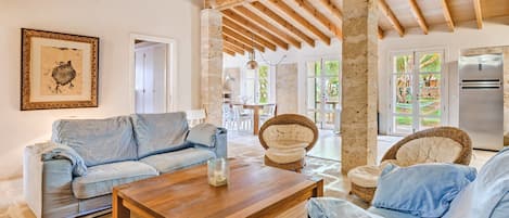 Una televisión, una chimenea