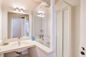 Dusche, kostenlose Toilettenartikel, Haartrockner, Handtücher
