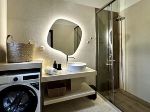 Douche, séchoir à cheveux, serviettes fournies