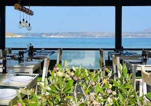 Outdoor dining - Villa Nynemia (Almyrida)
