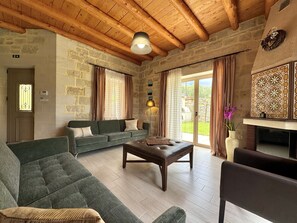 Kamin, DVD-Player, Tischtennisplatte