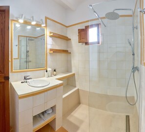 Bathtub, free toiletries, hair dryer, towels - Holiday Home "El Taller" at Possessió Sa Barrala with Direct Access to Es Trenc Beach (campos)