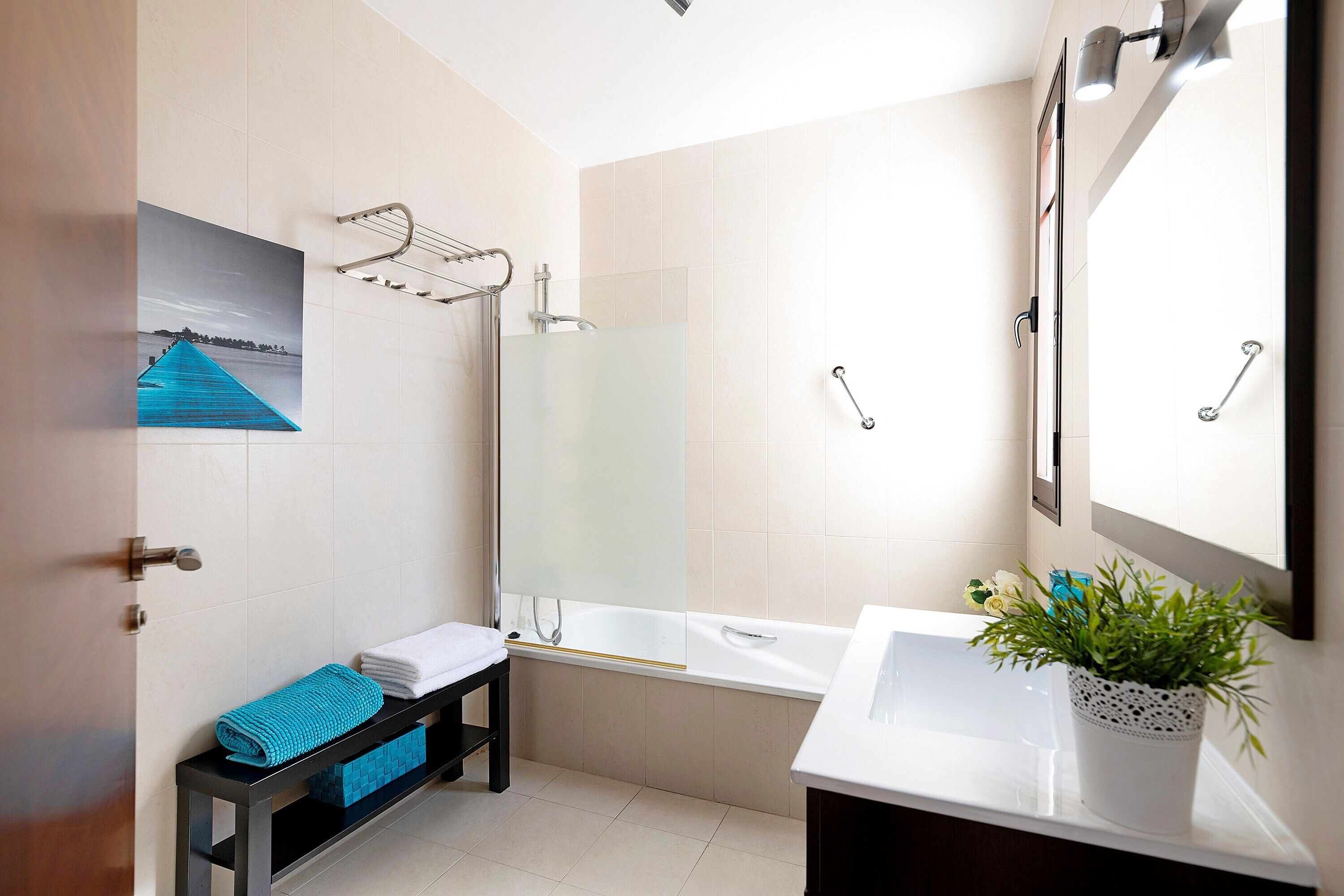 Badewanne, Haartrockner, Handtücher